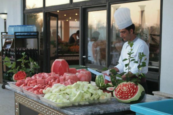 Чем платить в заграничной командировке и на отдыхе