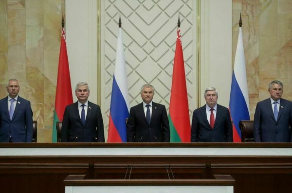 Парламентарии Союзного государства намерены выстроить партнерские отношения с коллегами из ОДКБ Парламентарии Союзного государства намерены выстроить партнерские отношения с коллегами из ОДКБ