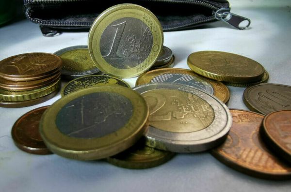 Курс евро на Мосбирже впервые с 30 мая превысил отметку в 69 рублей Курс евро на Мосбирже впервые с 30 мая превысил отметку в 69 рублей