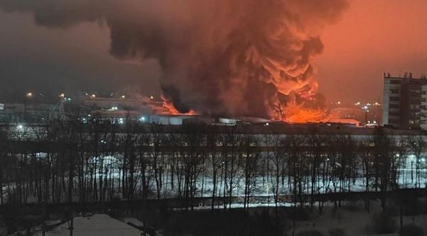 Под Санкт-Петербургом прогремели взрывы: пожар видно за километры