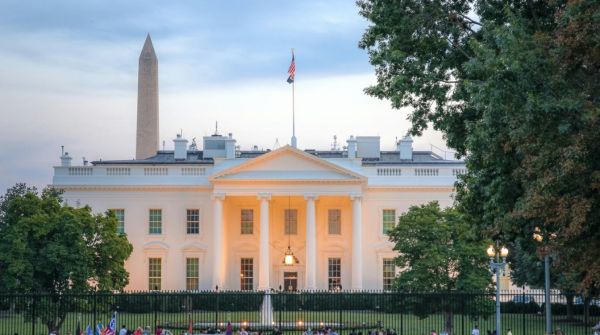 AC: США должны забыть об идее свержения президента России