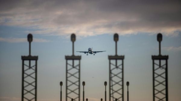 Сильная диарея у популярного блогера стала причиной экстренной посадки самолета Сильная диарея у популярного блогера стала причиной экстренной посадки самолета