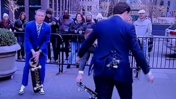 Глава Пентагона получил удар между ног в прямом эфире