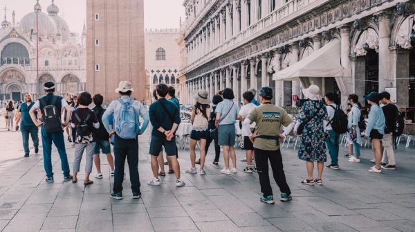 SHOT: в Чехии начали "маскировать" российских туристов для сохранения турпотока 