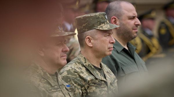 В Раде началась драка после требований уволить главкома ВСУ Сырского