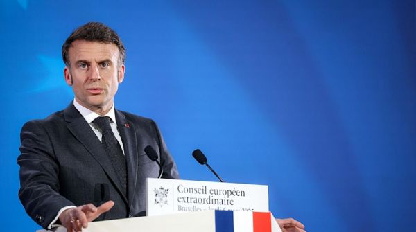 Лавров назвал обещания Макрона связаться с Путиным "микрофонной дипломатией"