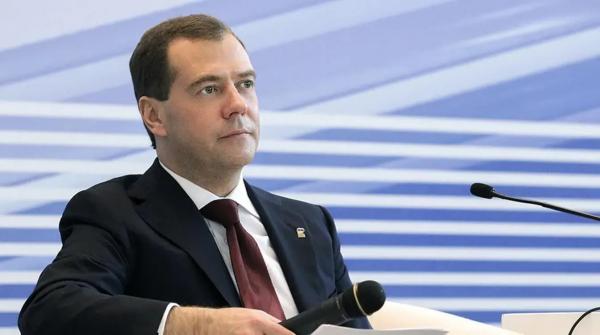 Медведев назвал руководство ЕС "идиотами", которые бредят войной с Россией Медведев назвал руководство ЕС "идиотами", которые бредят войной с Россией