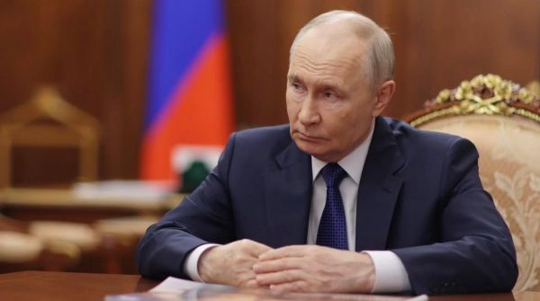 Рукопожатие Путина и бортпроводницы активно обсуждают в Индии