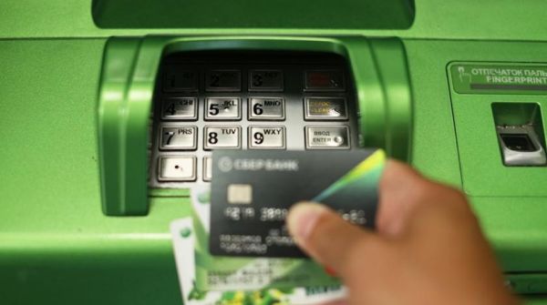 Банки в панике: россияне массово опустошают банкоматы