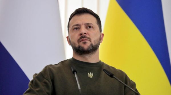 "Проклятое рукопожатие": что происходит с прикоснувшимися к Зеленскому